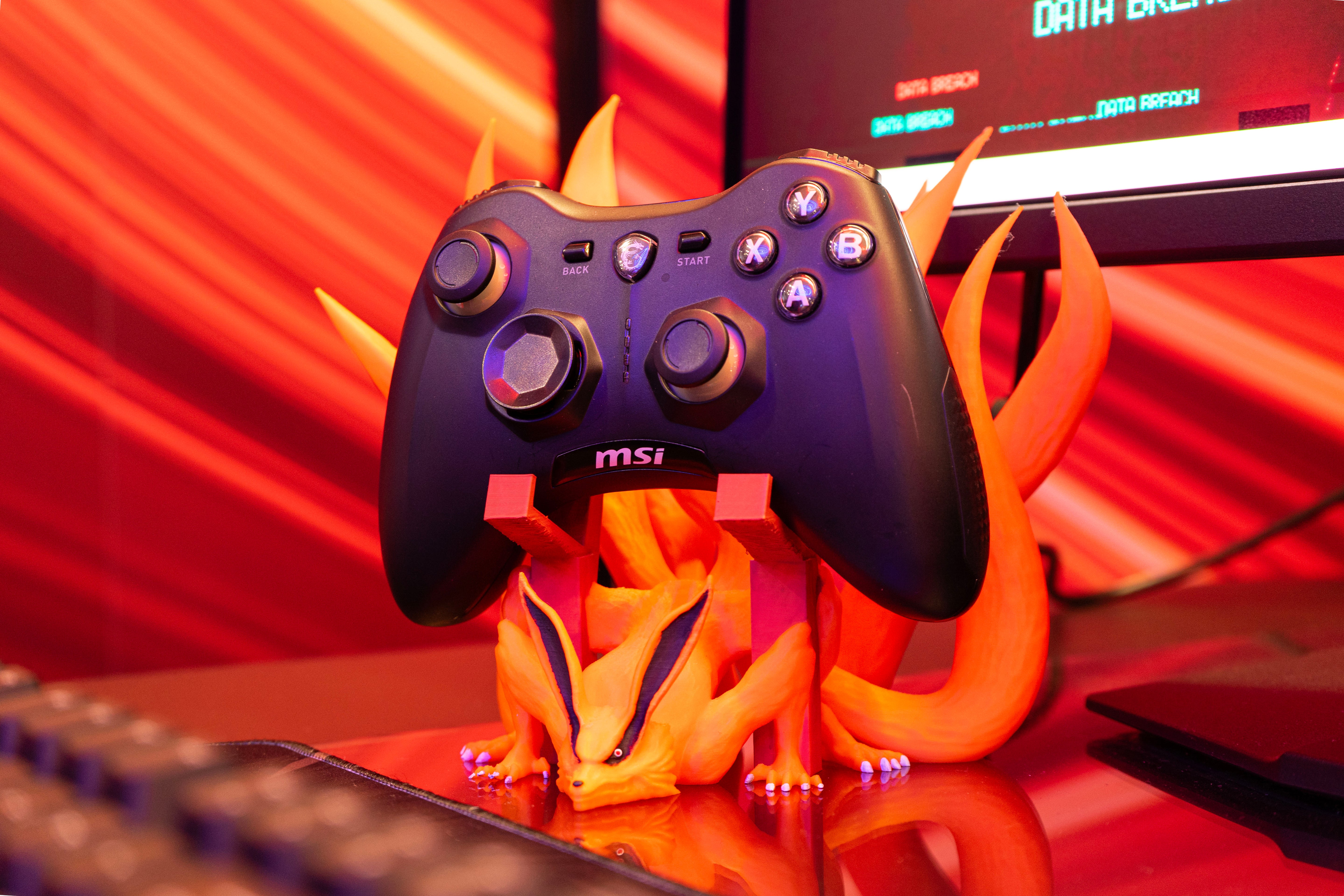 PORTA JOYPAD Dipinto a Mano Supporto Porta Joystick UNIVERSALE " Volpe a 9 Code  " In filamento PLA